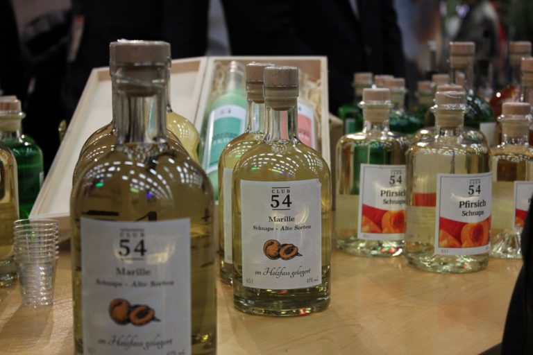 Flaschen Marillenschnaps und Pfirsichschnaps