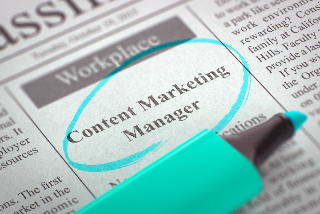 Zeitung, Umkreiste Stellenanzeige für Content Marketing Manager