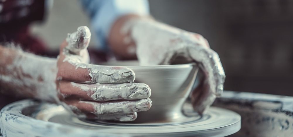 Mann der töpfert, Töpferkurs als Mitarbeitergeschenk