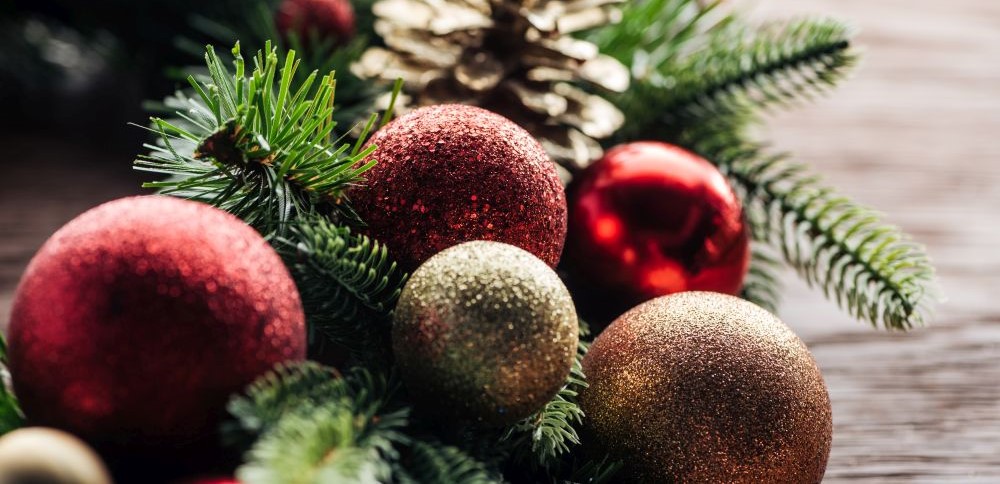 Weihnachtsdeko, Tannenzweige mit roten und goldenen Kugeln