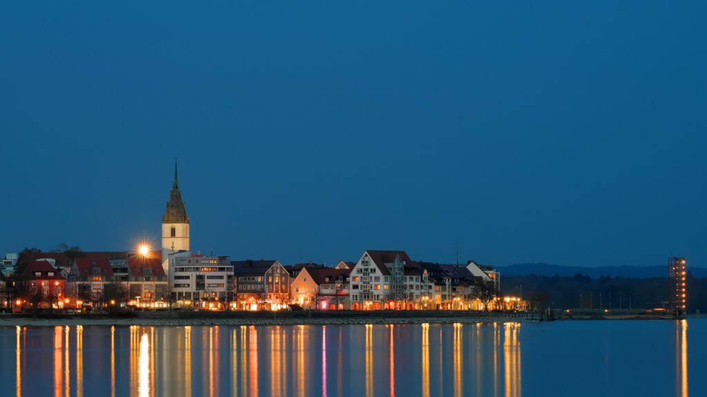 Promenade Friedrichshafen vom Wasser bei Nacht