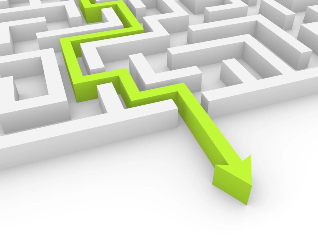 Illustration eines grünen Pfeils, der seinen Weg aus einem Labyrinth macht.