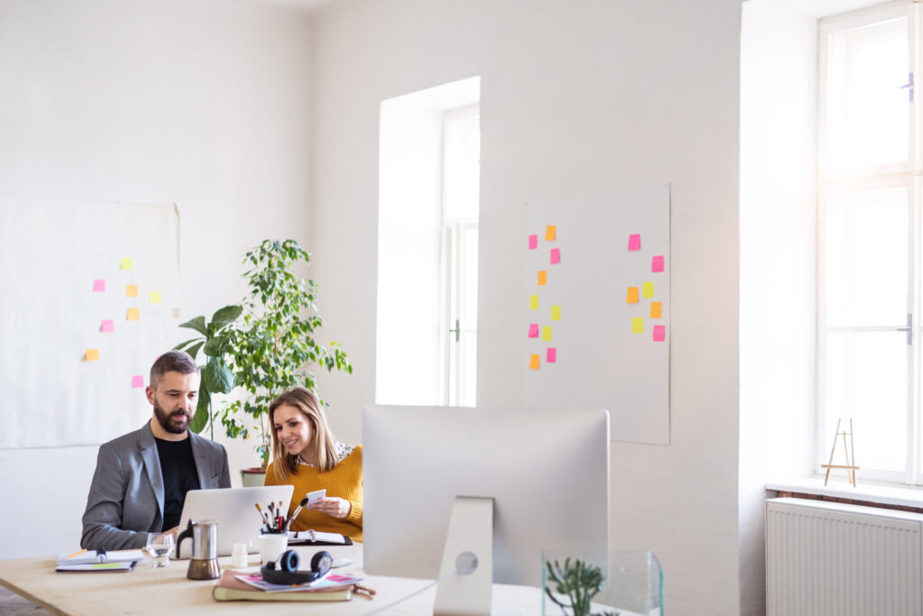Zwei Personen im Büro bei der Arbeit