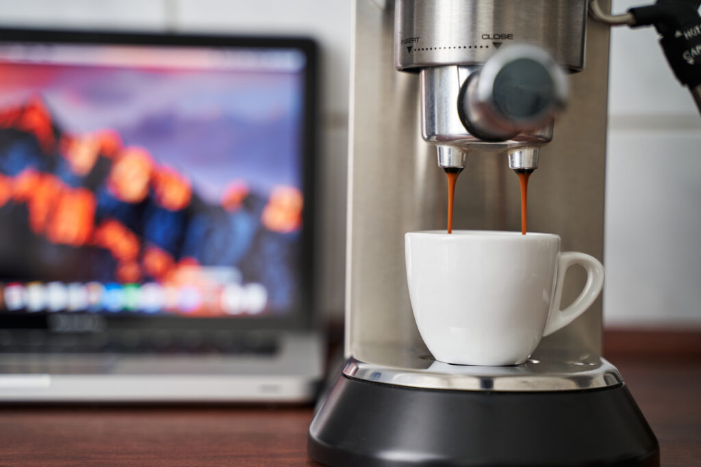 Nahaufnahme Espressomaschine lässt Kaffee in Tasse