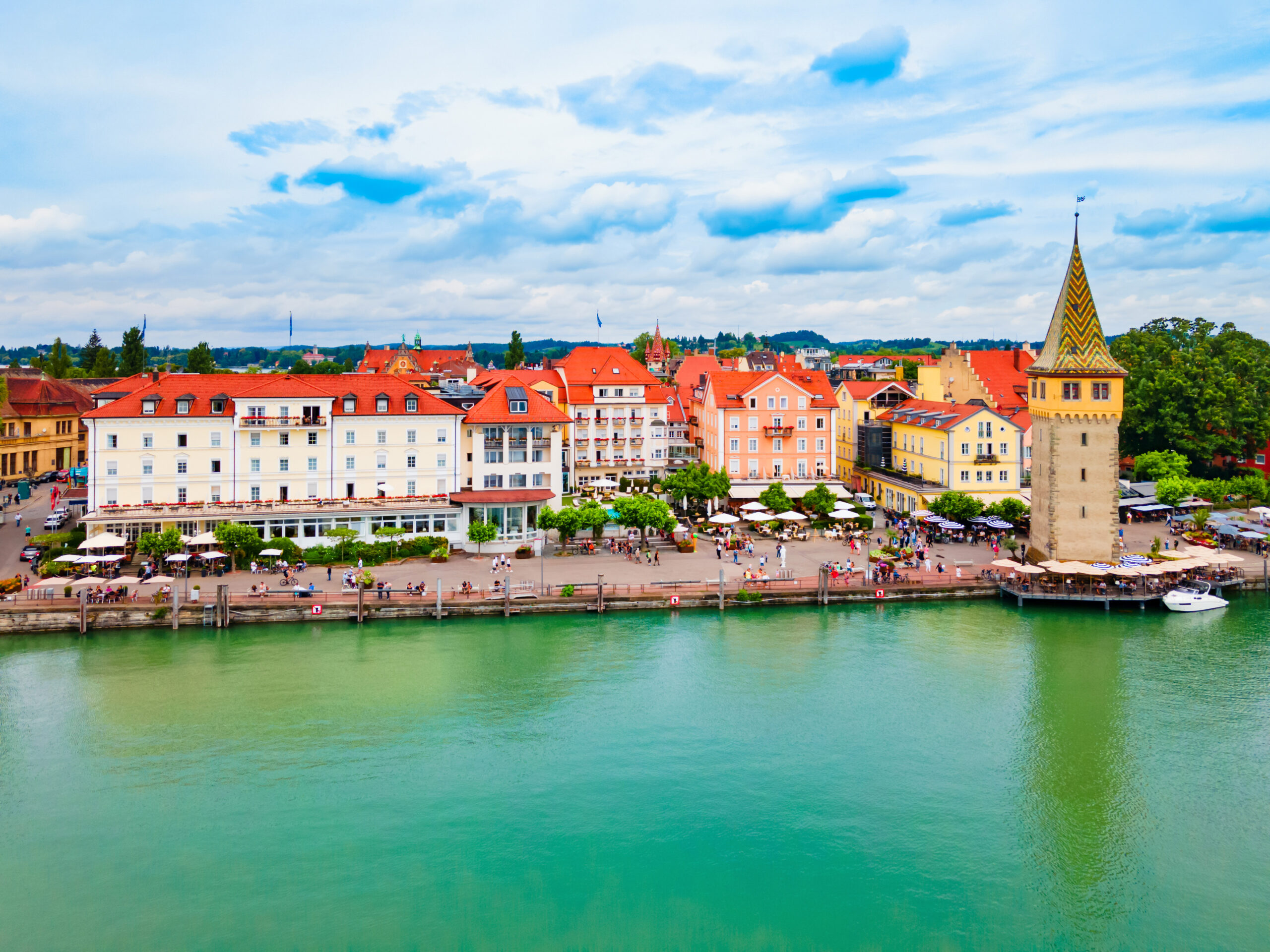 Bild einer Promenade in Lindau am Bodensee.