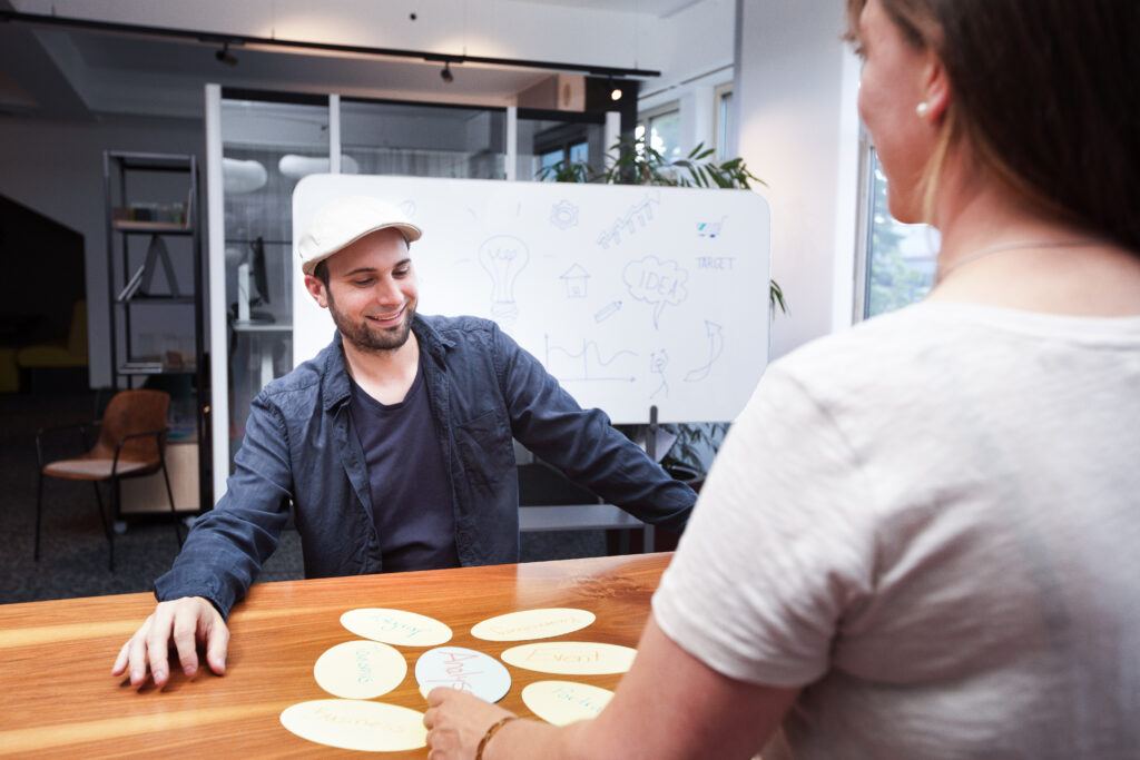 Nina Kirsch und Malchus Kern beim Brainstorming am Arbeitsplatz.