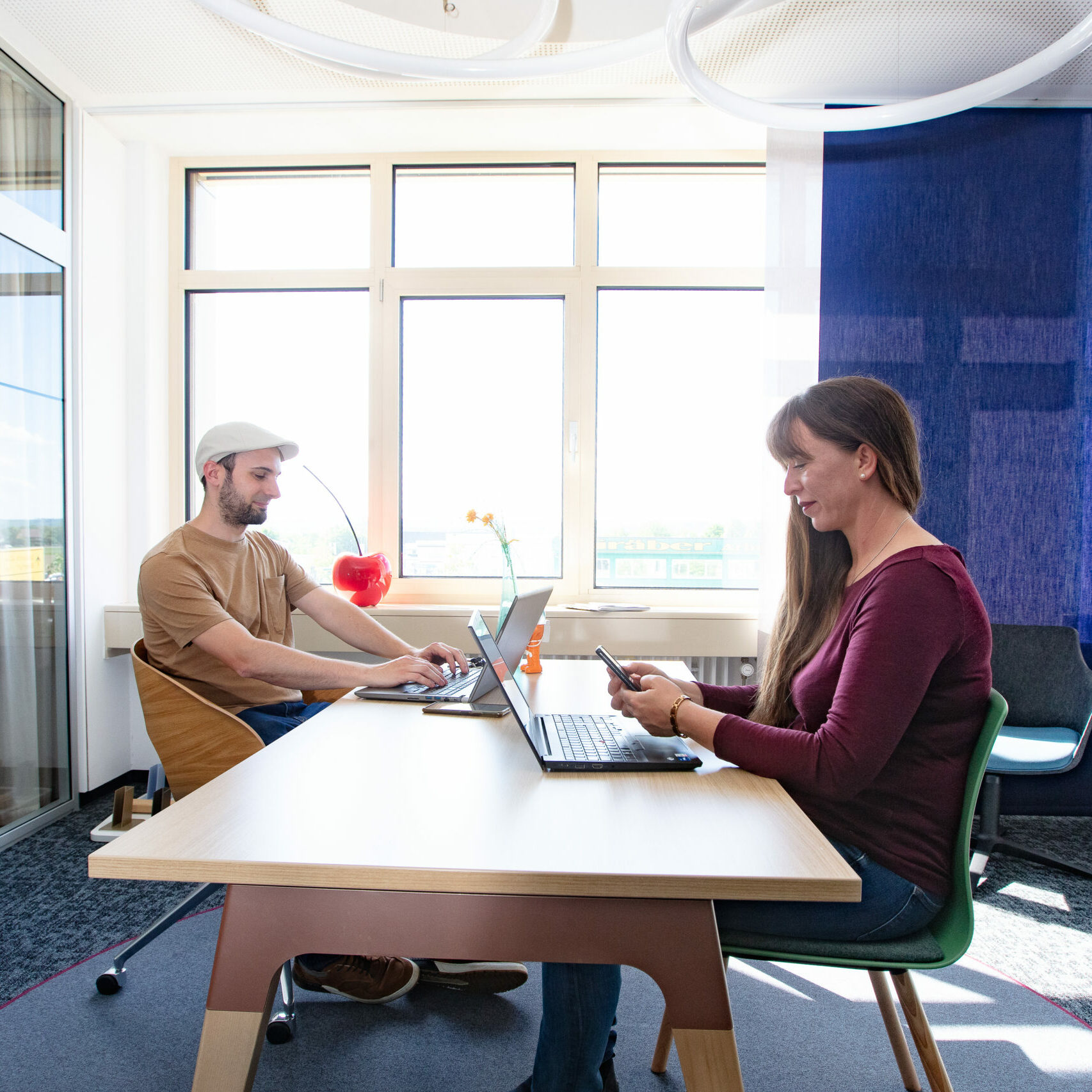 Nina Kirsch und Malchus Kern beim Arbeiten an Laptops.