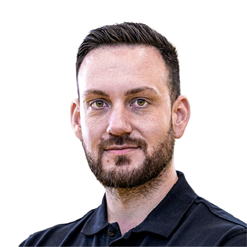 Porträtfoto von Andreas Kunz, Gründer von eCoverce GmbH. Er trägt ein schwarzes T-Shirt, hat einen kurzen Bart und kurze braune Haare und schaut zielsicher in die Kamera.