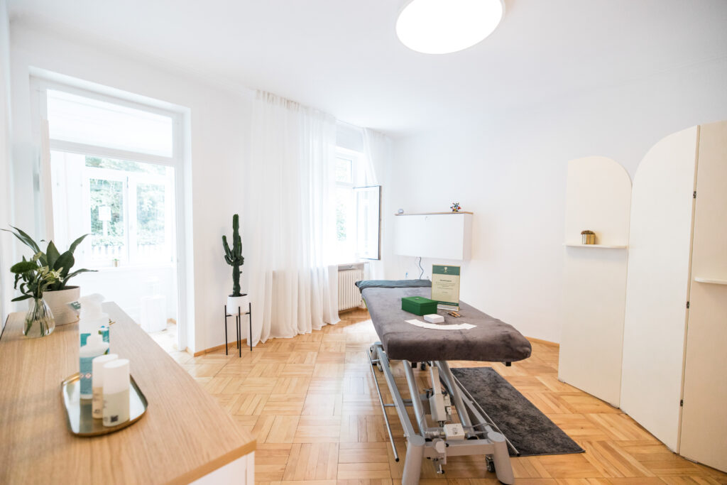 Foto eines hellen Raumes mit einer Behandlungsliege.