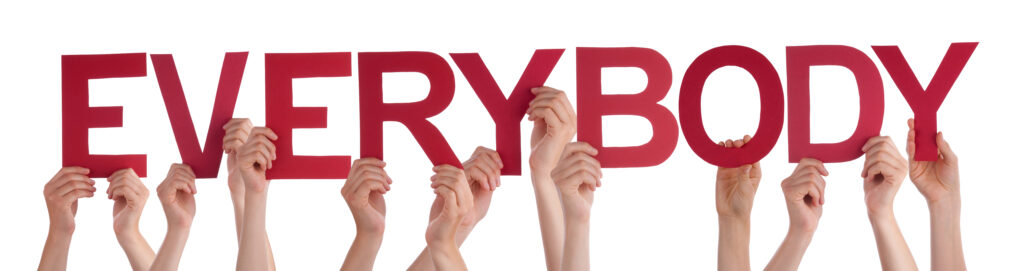 Hände halten Schilder hoch, dort steht “everybody”