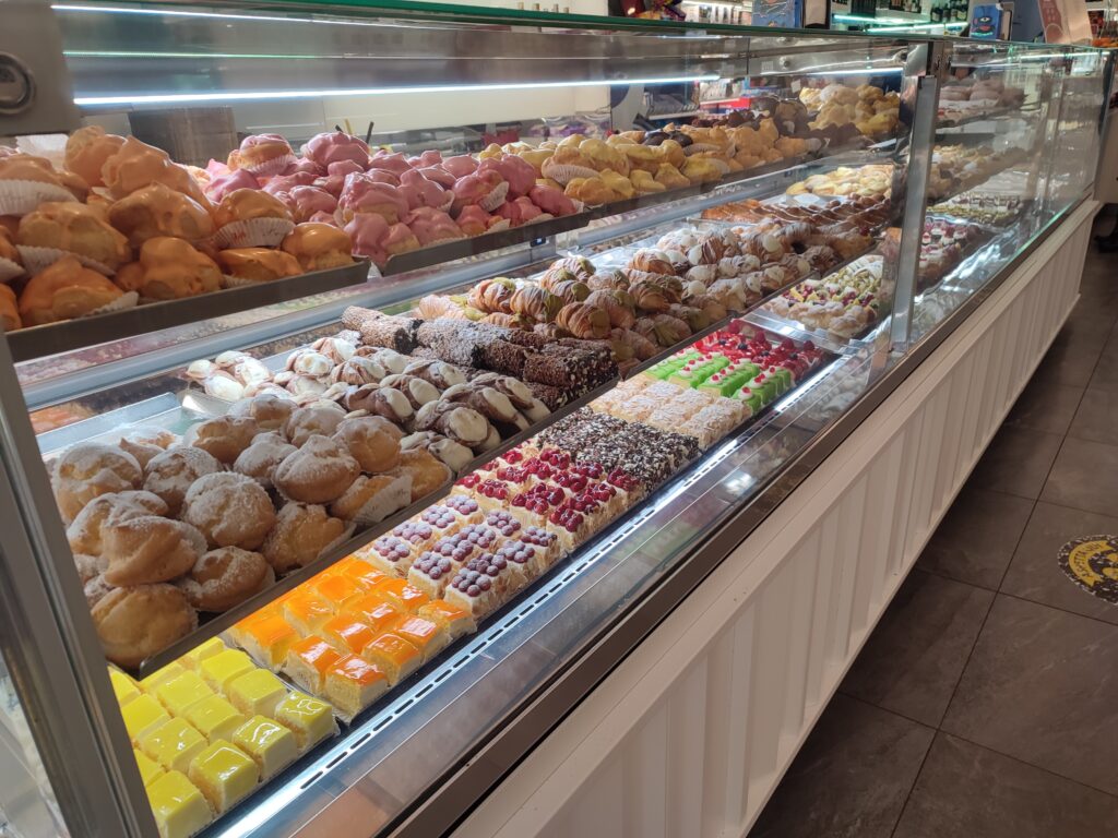 Bild einer Warenauslage mit diversen Kuchen, Torten und süßem Gebäck.