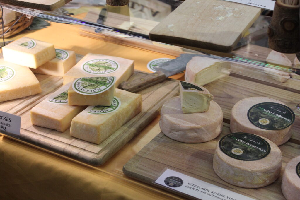 Bild einer Käsetheke mit verschiedenen Käsesorten.