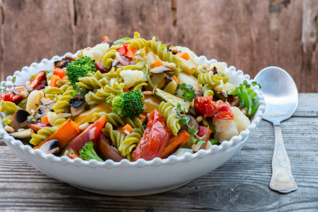 Antipasti-Nudelsalat mit Brokkoli, Paprika, Blumenkohl, Karotte, Pilzen, Pinienkerne usw.